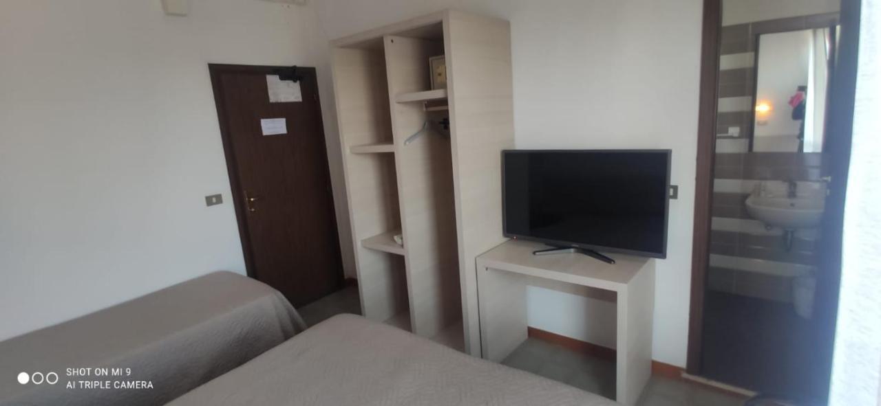 Hotel Orlov Ρίμινι Εξωτερικό φωτογραφία