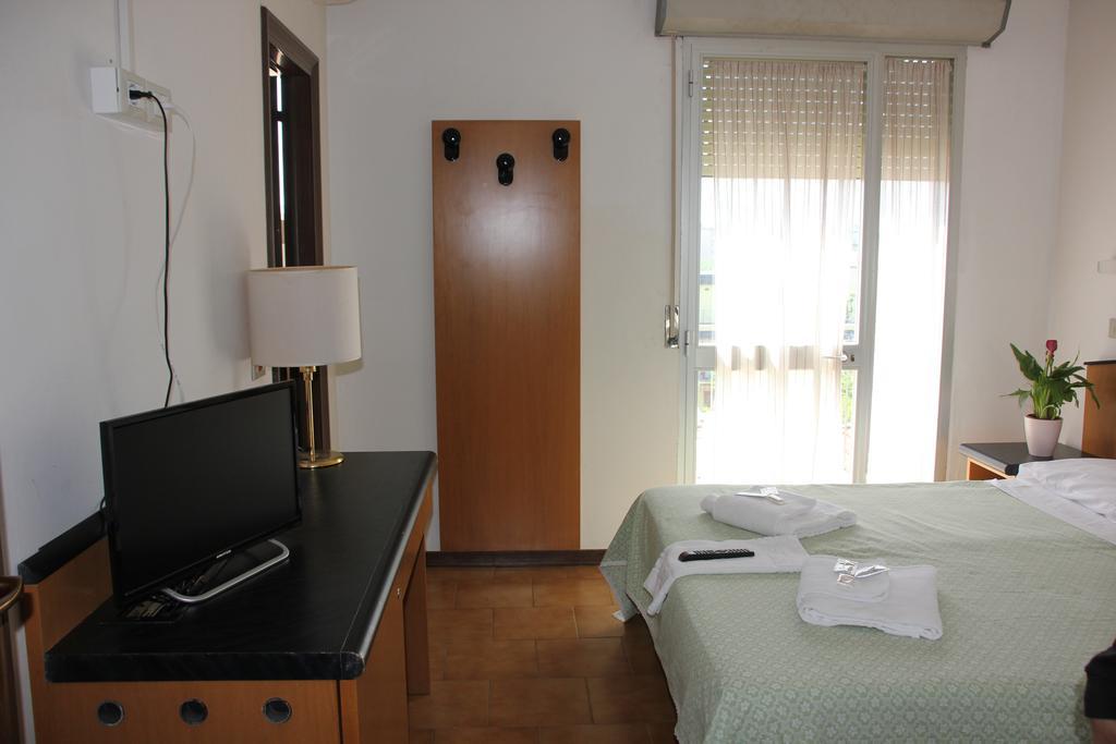 Hotel Orlov Ρίμινι Εξωτερικό φωτογραφία