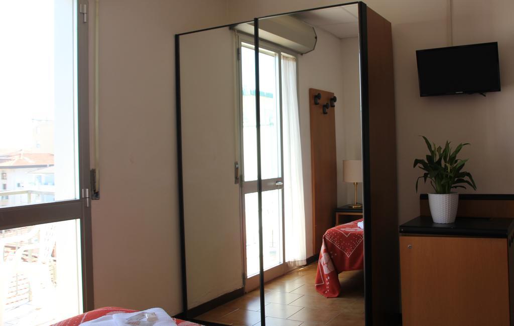 Hotel Orlov Ρίμινι Εξωτερικό φωτογραφία