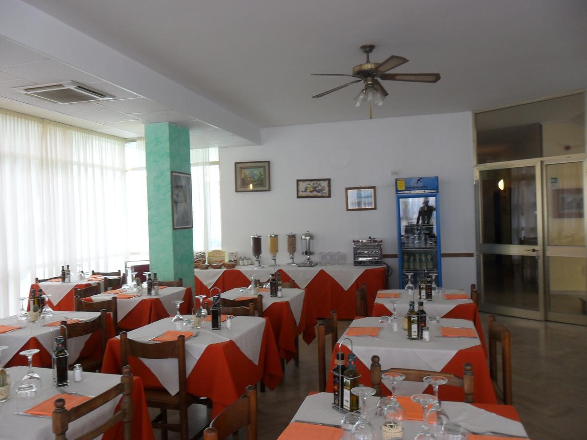 Hotel Orlov Ρίμινι Εξωτερικό φωτογραφία